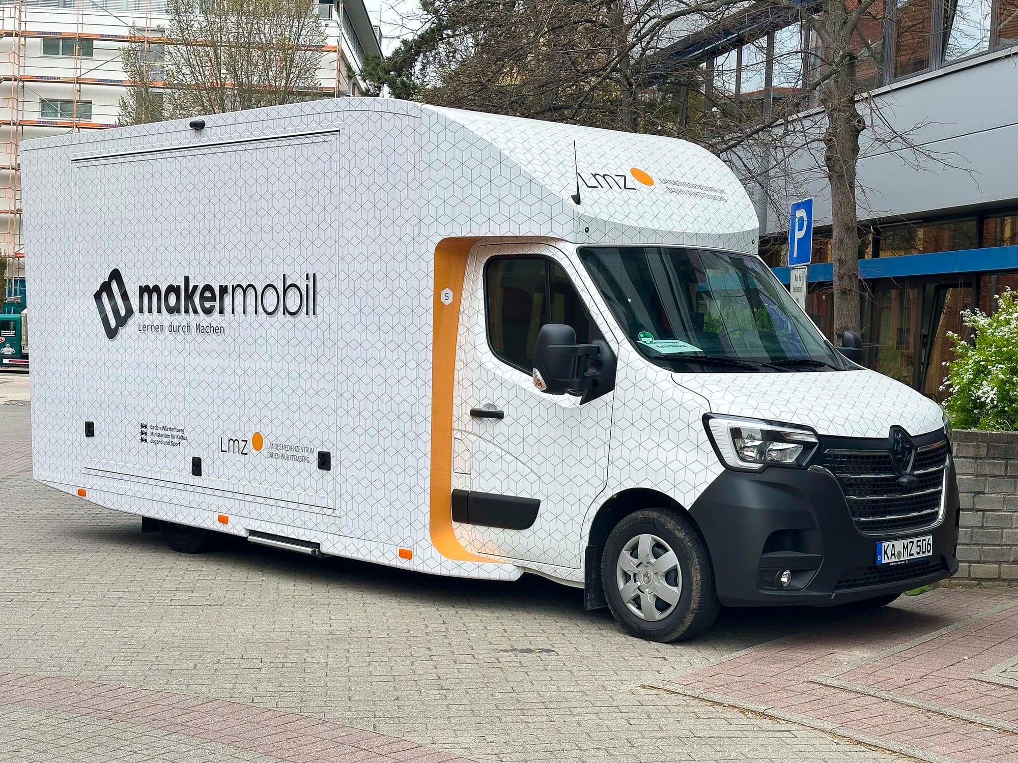 Das Makermobil auf seinem Parkplatz vor dem Landratsamtgebäude. 
