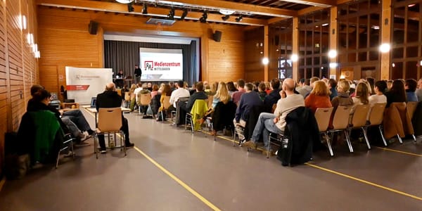 160 Eltern und Lehrkräfte