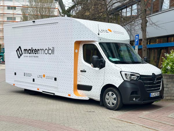 Das Makermobil auf seinem Parkplatz vor dem Landratsamtgebäude. 
